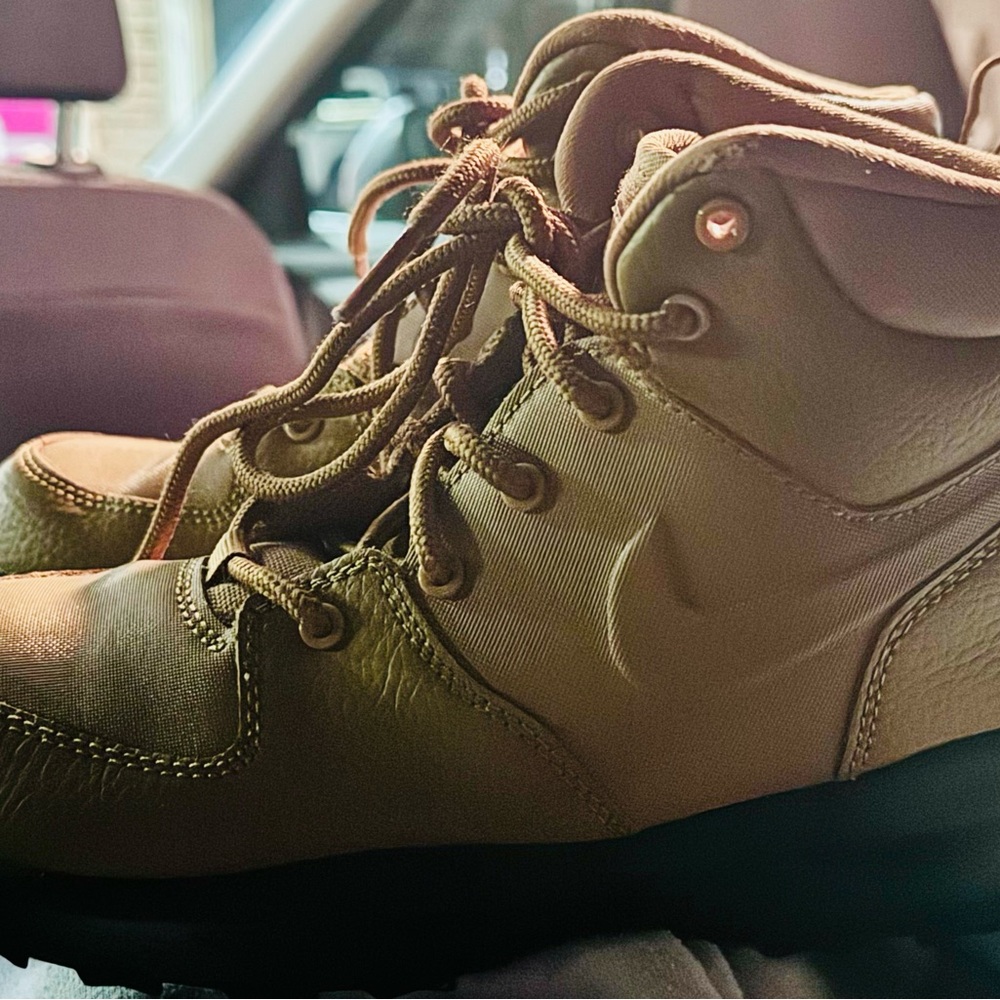 Nike kids, size 2, sneakerboot - Picture 4 of 4